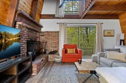 Alta Vista Gambrel Cabin w Hot Tub in Moonridge