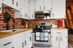 Alta Vista Gambrel Cabin w Hot Tub in Moonridge
