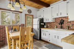 Alta Vista Gambrel Cabin w Hot Tub in Moonridge