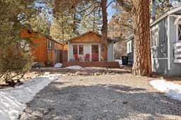 Charming Modern Retreat w Hot tub, Backyard & Pets