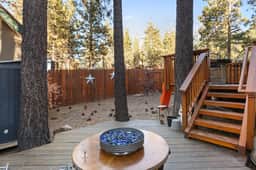 5 Min Walk to Lake Retreat. BBQ, Fireplace