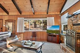 5 Min Walk to Lake Retreat. BBQ, Fireplace