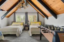 Bruno's Chic Bungalow: Walk 2 Village & Lake