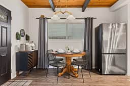 Bruno's Chic Bungalow: Walk 2 Village & Lake