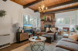 Bruno's Chic Bungalow: Walk 2 Village & Lake
