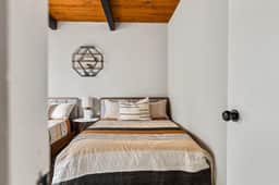 Bruno's Chic Bungalow: Walk 2 Village & Lake