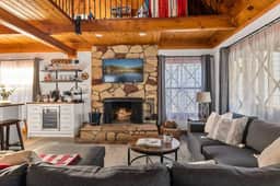 Paddington Manor, Loft Cabin, Hot Tub & Game Room