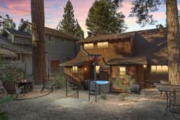Paddington Manor, Loft Cabin, Hot Tub & Game Room