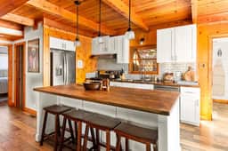 Paddington Manor, Loft Cabin, Hot Tub & Game Room