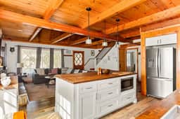 Paddington Manor, Loft Cabin, Hot Tub & Game Room