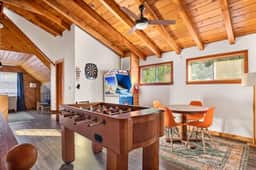 Paddington Manor, Loft Cabin, Hot Tub & Game Room