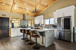 High Altitude Modern Retreat, Game Room & Hot Tub