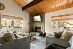 Four Seasons 4 BR Cabin, Views, Games & Hot Tub