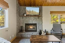 Four Seasons 4 BR Cabin, Views, Games & Hot Tub