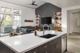 Modern Luxury • Hot Tub • Close to Lake & Village