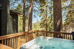 Village Hideout- Walk to Village & Lake, Hot Tub