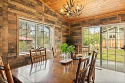 Designer Snow Queen Retreat | Mins to Zoo, Hot Tub