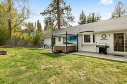 Designer Snow Queen Retreat | Mins to Zoo, Hot Tub