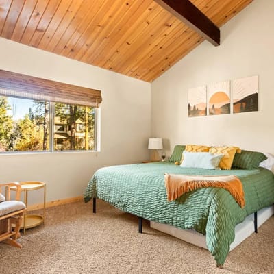 Four Seasons 4 BR Cabin, Views, Games & Hot Tub