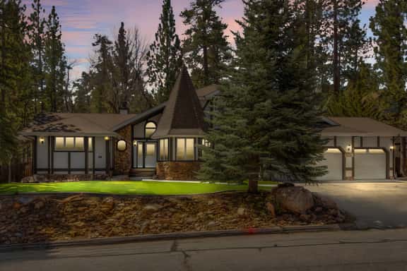 Modern Lodge Near the Ski Slopes, Hot Tub, Games - Image 1