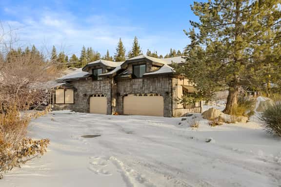 Roaring Lion Luxury Lodge| Lake Views & Hot tub - Image 1