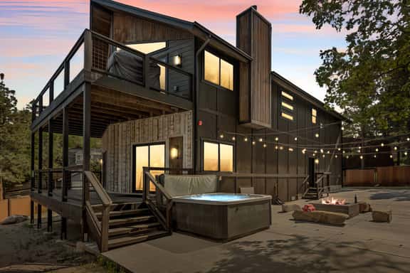 Urban Manor, Walk 2 Bear Mtn & Hot Tub w Firepit - Image 1