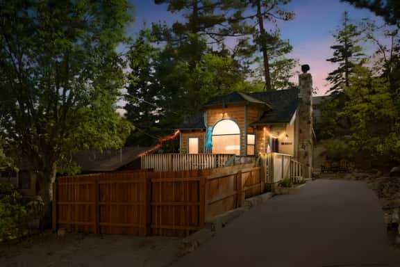 2BR Acorn Cottage | Fireplace, BBQ & Hot Tub - Image 1