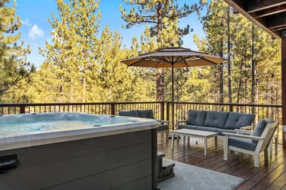 Four Seasons 4 BR Cabin, Views, Games & Hot Tub - Image 1