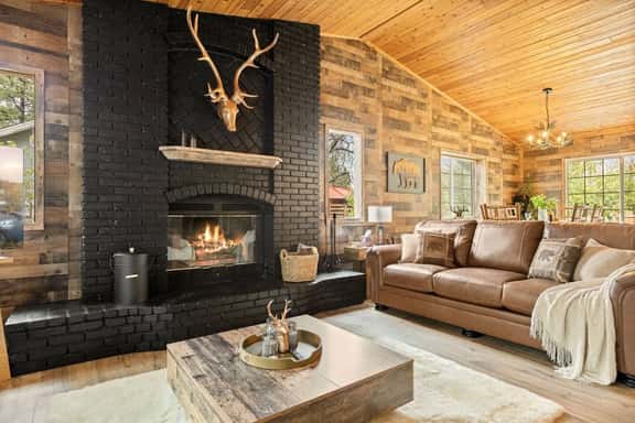 Snow Queen Retreat | Mins to Zoo, Hot Tub - Image 1