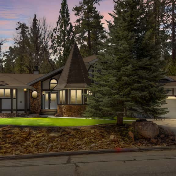 Modern Lodge Near the Ski Slopes, Hot Tub, Games - Image 1