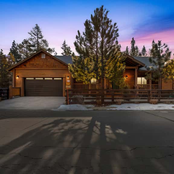 Eagle Creek Hot Tub, Game Room, Private Sled Hill - Image 1
