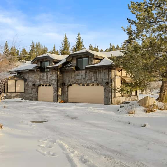 Roaring Lion Luxury Lodge| Lake Views & Hot tub - Image 1