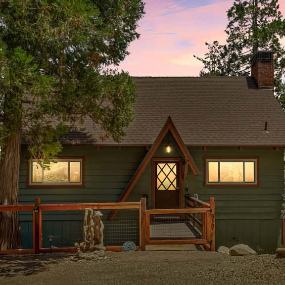 *NEW* 3BR Mountain Sanctuary w Foosball & Epic Views - Image 1