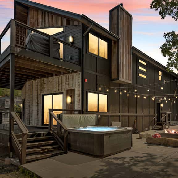 Urban Manor, Walk 2 Bear Mtn & Hot Tub w Firepit - Image 1
