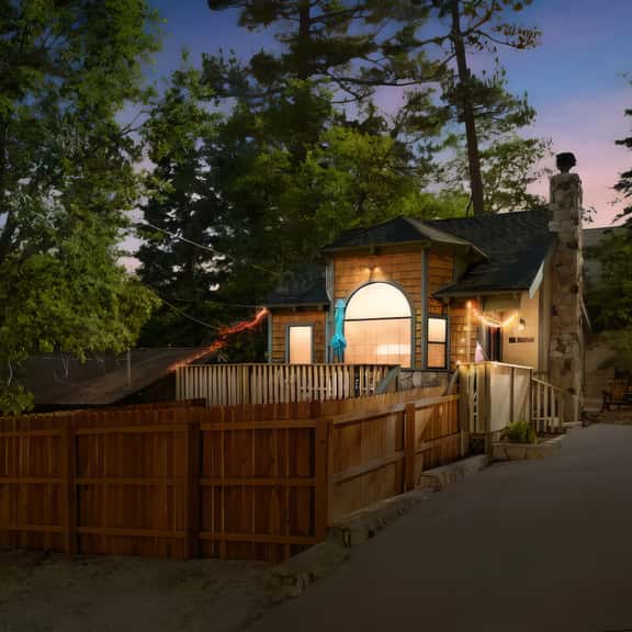 2BR Acorn Cottage | Fireplace, BBQ & Hot Tub - Image 1