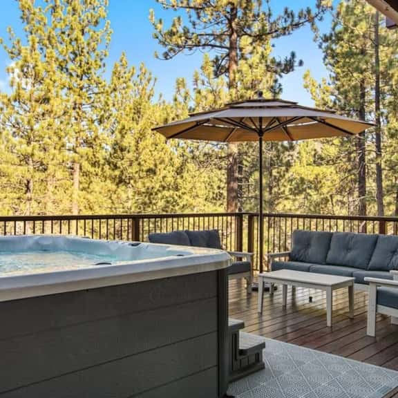 Four Seasons 4 BR Cabin, Views, Games & Hot Tub - Image 1