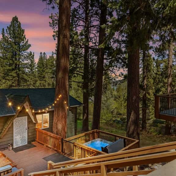Village Hideout- Walk to Village & Lake, Hot Tub - Image 1