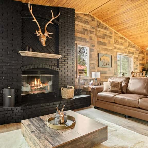 Snow Queen Retreat | Mins to Zoo, Hot Tub - Image 1
