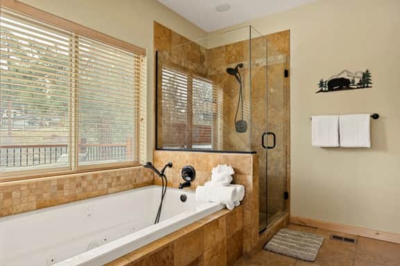 Bear Creek Lodge, Hot Tub near Snow Summit