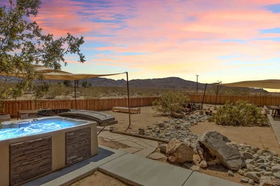 Bighorn Oasis Retreat: Hot Tub, Foosball & Firepit