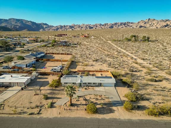 Bighorn Oasis Retreat: Hot Tub, Foosball & Firepit