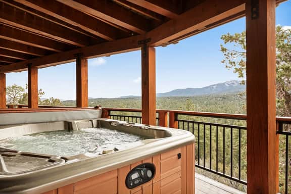 Cliffhanger Cabin, Near Snow Summit w/ Hot Tub