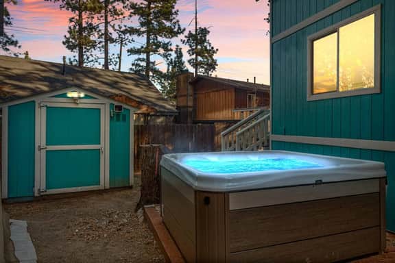 Cozy & New Turquoise Bear cabin w/ Deck & Hot Tub