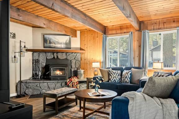 Cozy & New Turquoise Bear cabin w/ Deck & Hot Tub