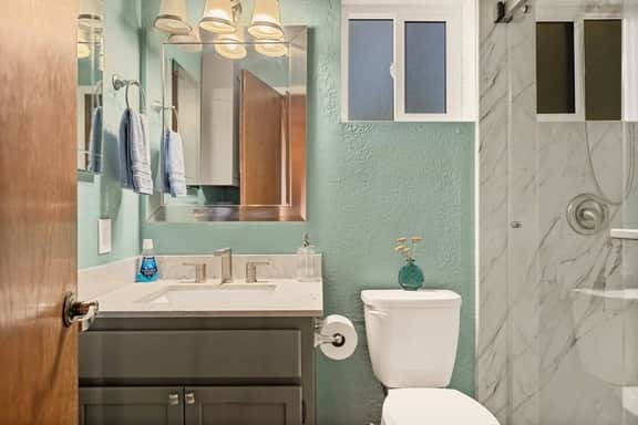 Cozy & New Turquoise Bear cabin w/ Deck & Hot Tub