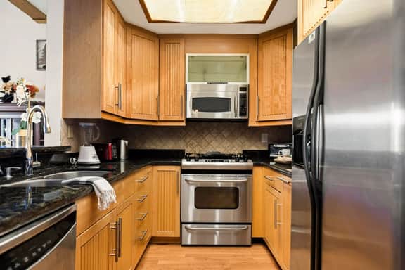 Cozy 3BR Knotty Pine, Near Lake & Trails w Deck
