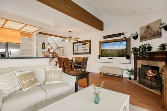 Cozy 3BR Knotty Pine, Near Lake & Trails w Deck
