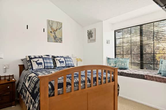 Cozy 3BR Knotty Pine, Near Lake & Trails w Deck