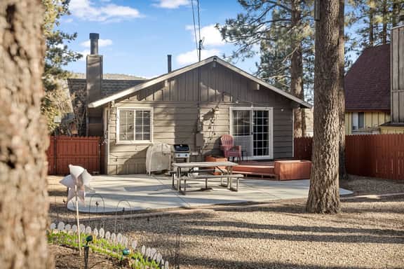 2BR Beartime Story Cabin w BBQ