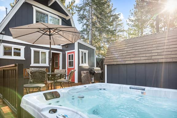National Forest View Chalet: Hot Tub, A/C & BBQ